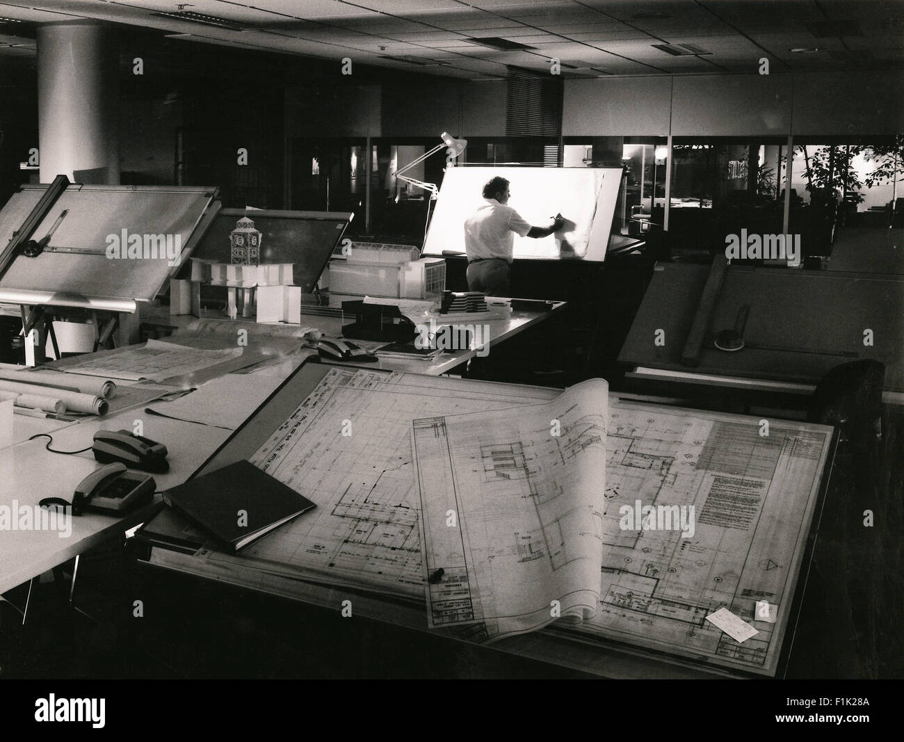 Rapporteur pour avis en studio travaillant sur une planche à dessin Banque D'Images