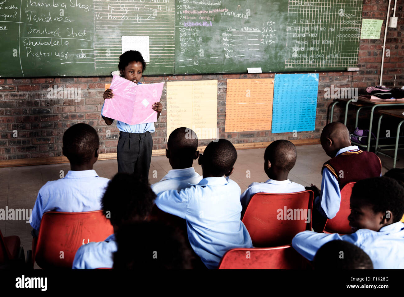 Élève de l'école africaine présente à sa classe Banque D'Images