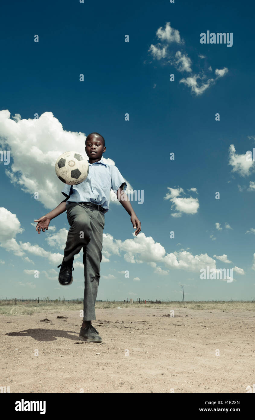 Élève de l'école africaine joue avec un ballon de foot Banque D'Images