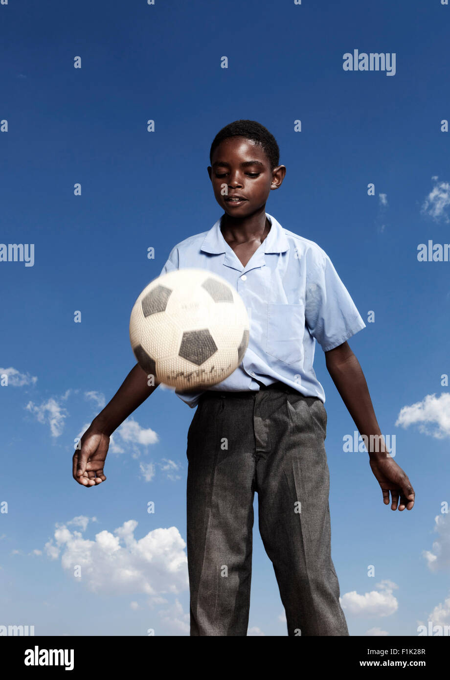 Élève de l'école africaine joue avec un ballon de foot Banque D'Images
