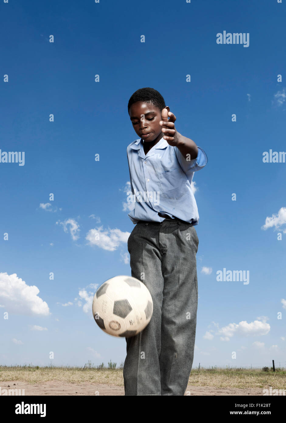 Élève de l'école africaine joue avec un ballon de foot Banque D'Images