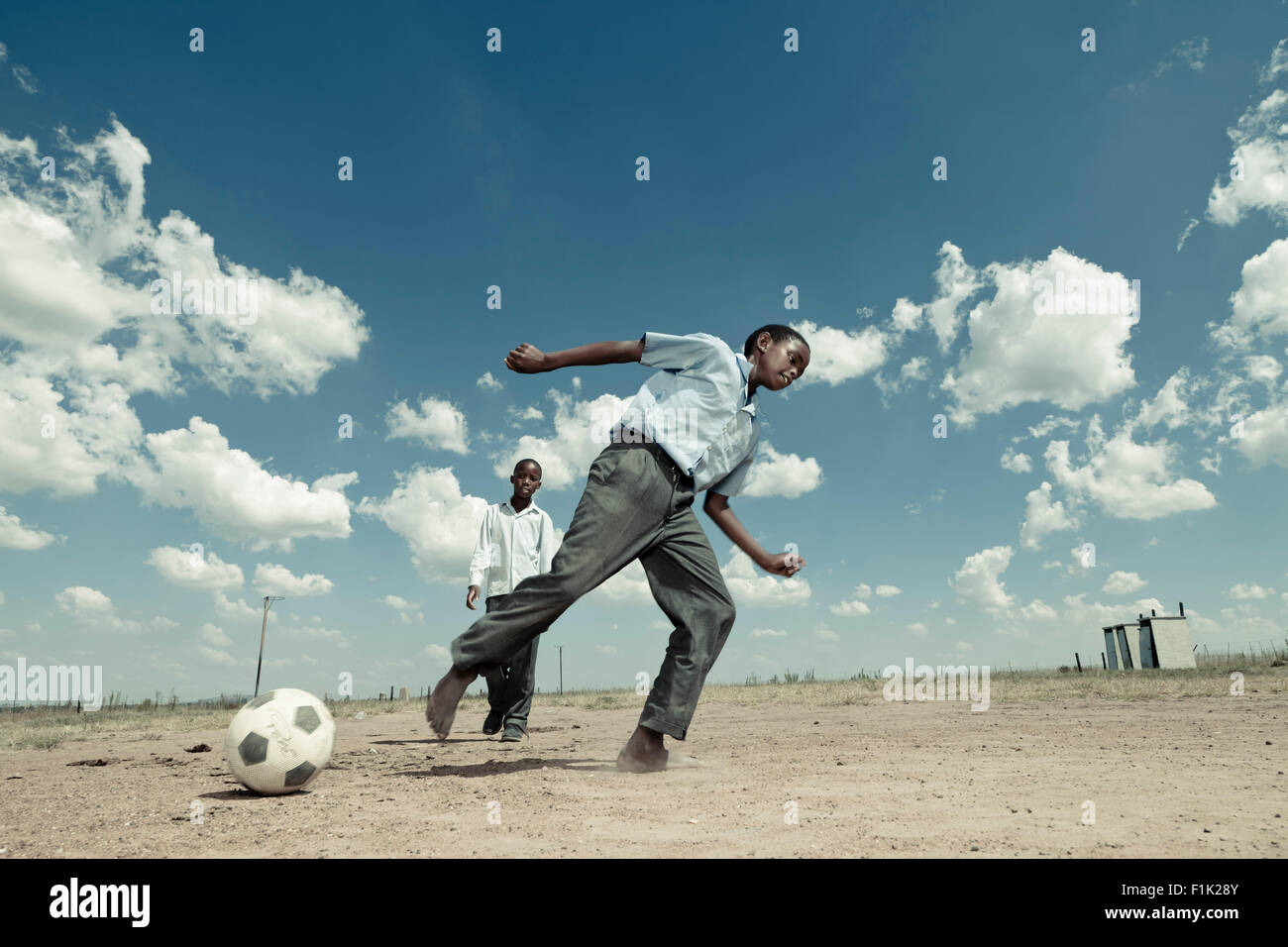 Élève de l'école africaine joue avec un ballon de foot Banque D'Images