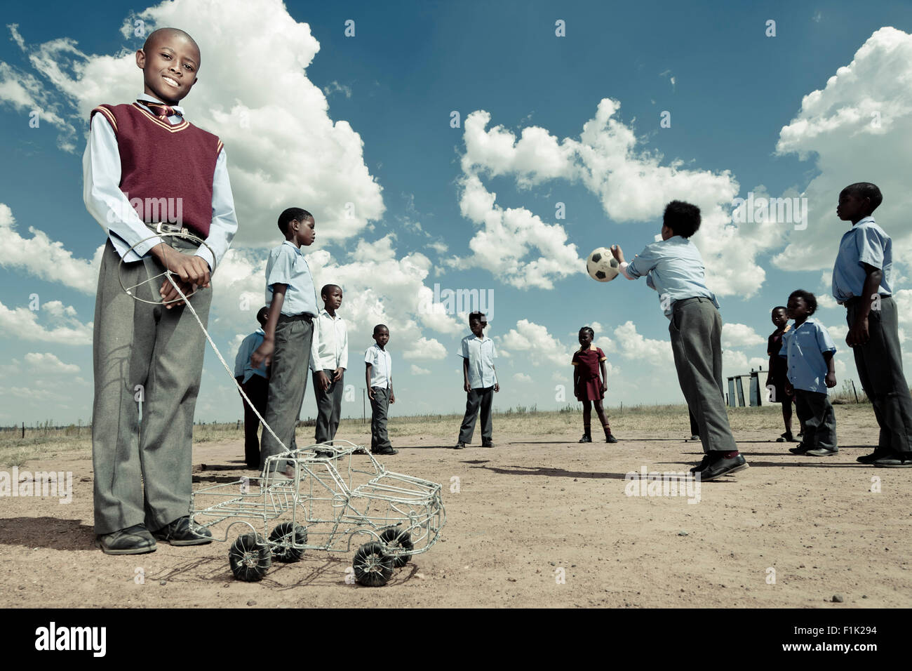 Les élèves de l'école africaine à jouer ensemble à l'extérieur Banque D'Images