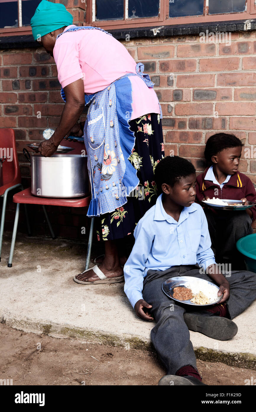 Les élèves de l'Afrique de l'extraction à l'extérieur à l'école pour le déjeuner Banque D'Images