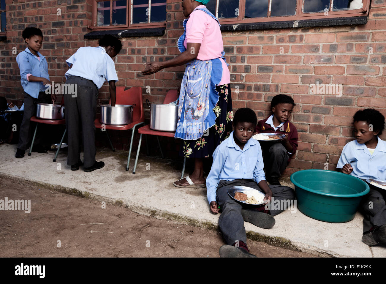 Les élèves de l'Afrique de l'extraction à l'extérieur à l'école pour le déjeuner Banque D'Images