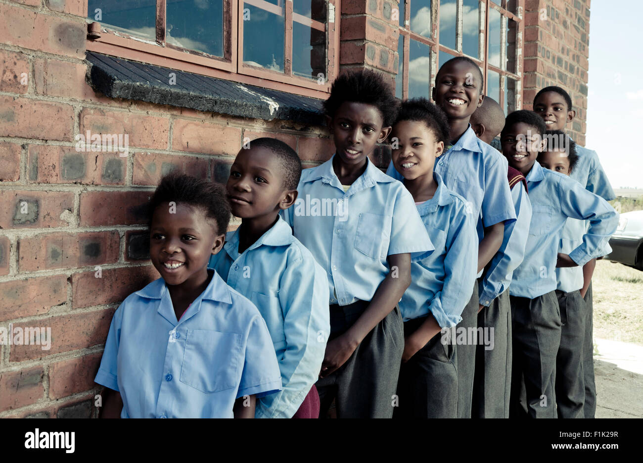 Groupe d'enfants de l'école de l'Afrique de l'alignement pour l'alimentation Banque D'Images