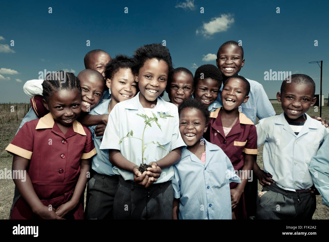 Groupe d'enfants de l'école africaine à l'extérieur, smiling at camera Banque D'Images