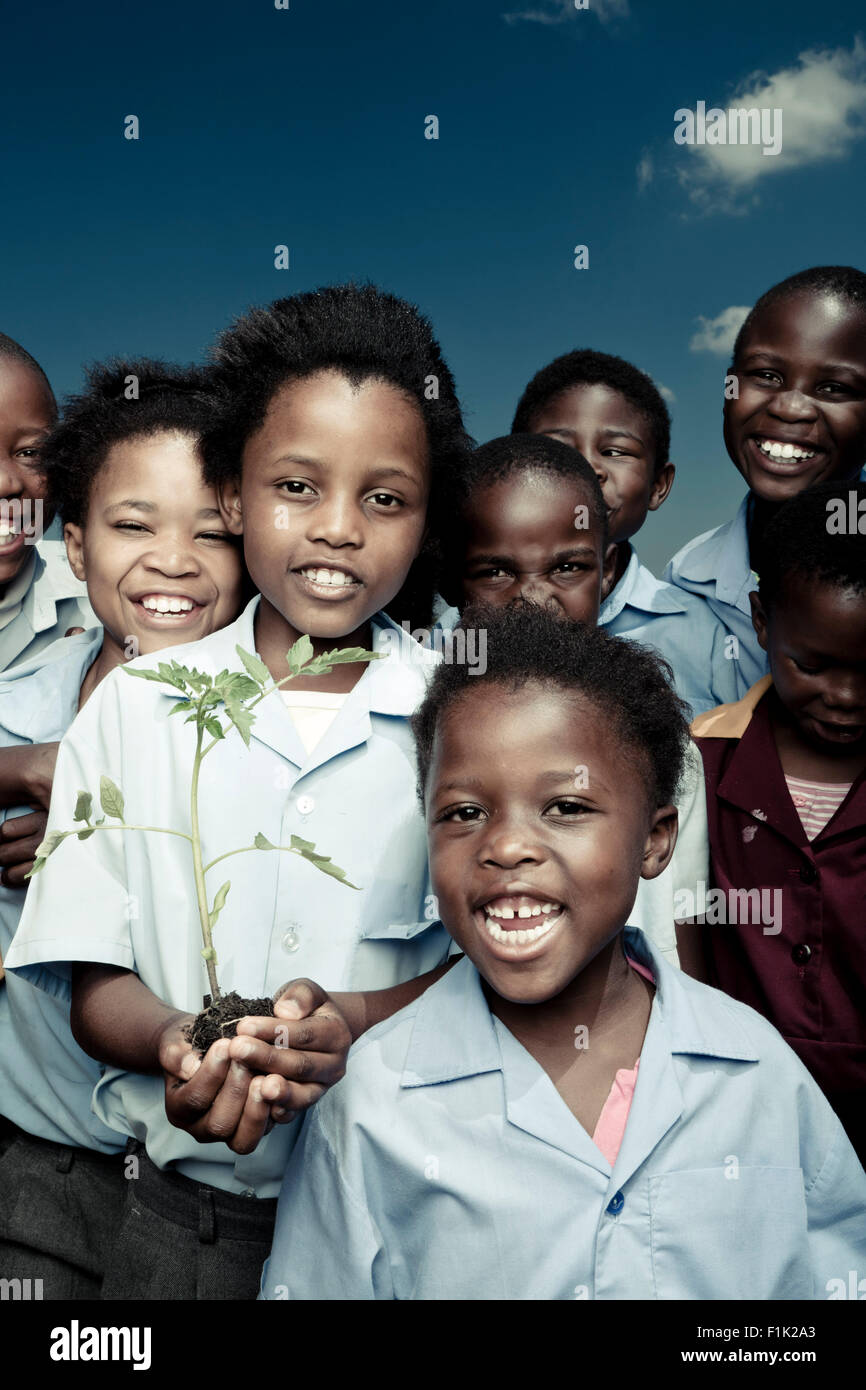 Groupe d'enfants de l'école africaine à l'extérieur, smiling at camera Banque D'Images