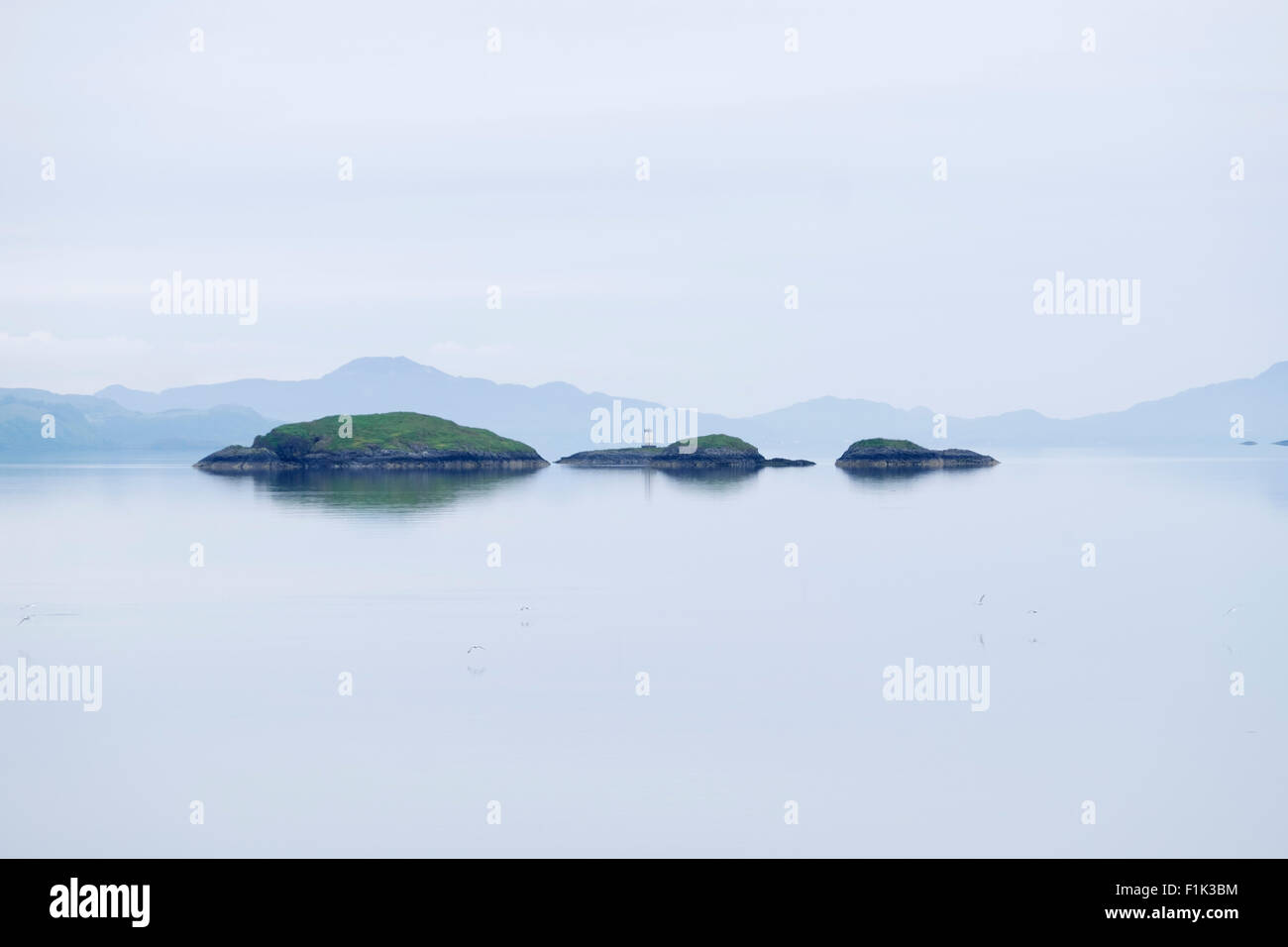 Îles dans le Sound of Mull Dearg et Sgeir Eileanan Glasa et suis Brican Scotland, UK LA007563 Banque D'Images