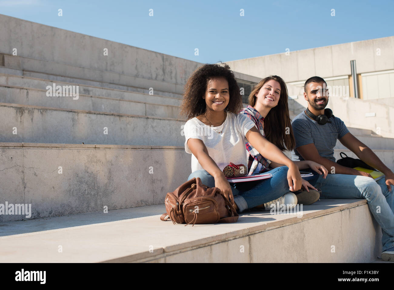 Groupe d'étudiants assis sur les escaliers de l'école Banque D'Images