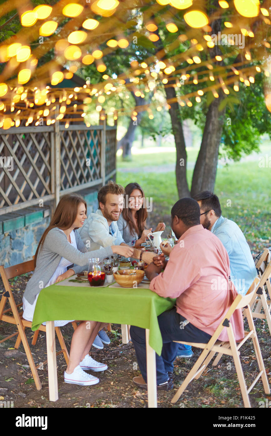 Dîner de Thanksgiving Happy friends eating outdoors Banque D'Images