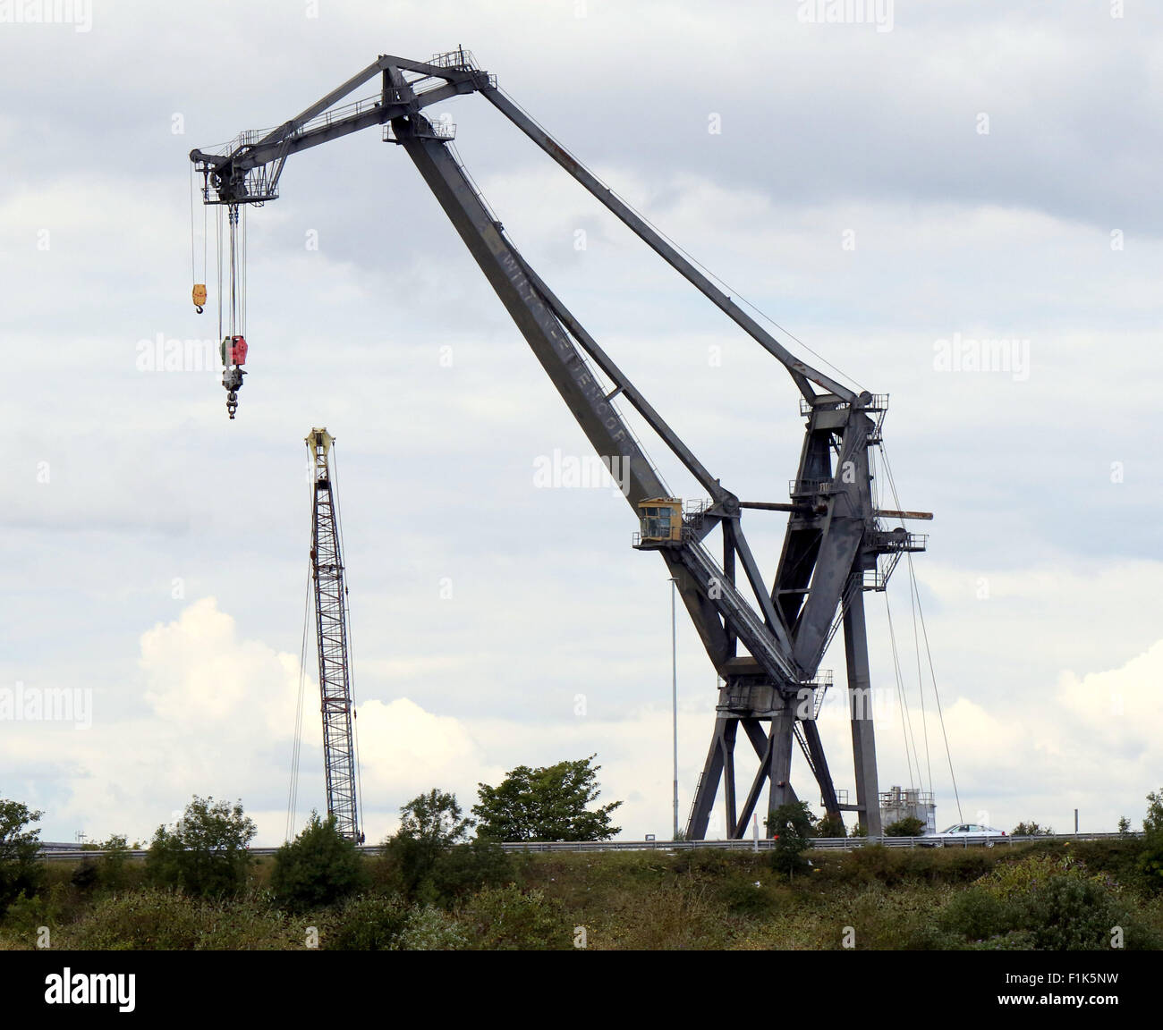 Portsmouth Hampshire, Royaume-Uni. Jeudi 3 septembre 2015. GV montrant Hampshire fire service assistant à un feu dans un véhicule à la ferraille livres Harry site off le M275 en crédit : UKNIP Portsmout / Alamy Live News Banque D'Images