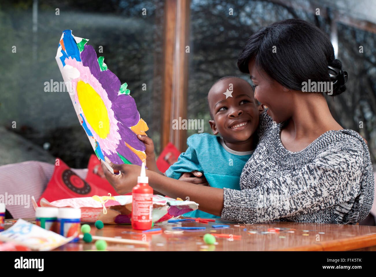 Libre de jeunes Africains mère jouant avec son fils dans leur salle de séjour Banque D'Images