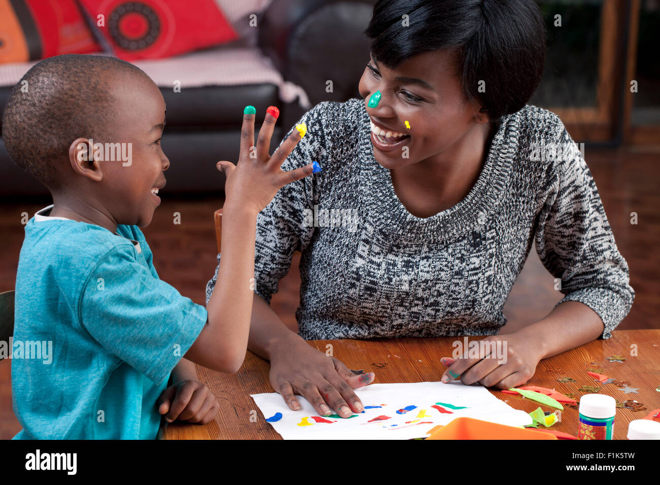 Libre de jeunes Africains mère jouant avec son fils dans leur salle de séjour Banque D'Images