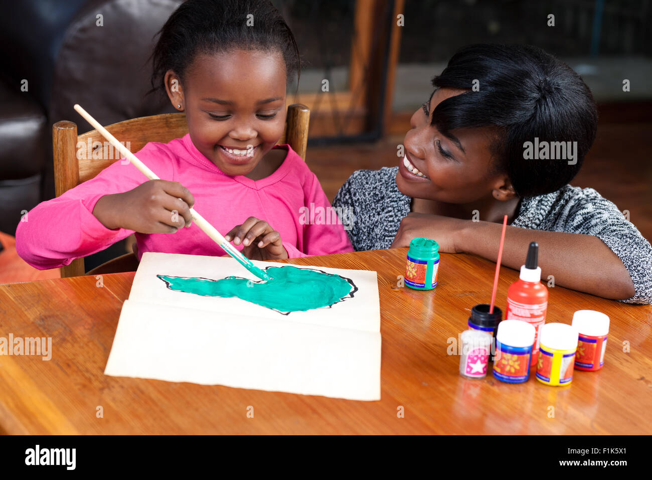 Jeune mère africaine peinture avec sa fille Banque D'Images