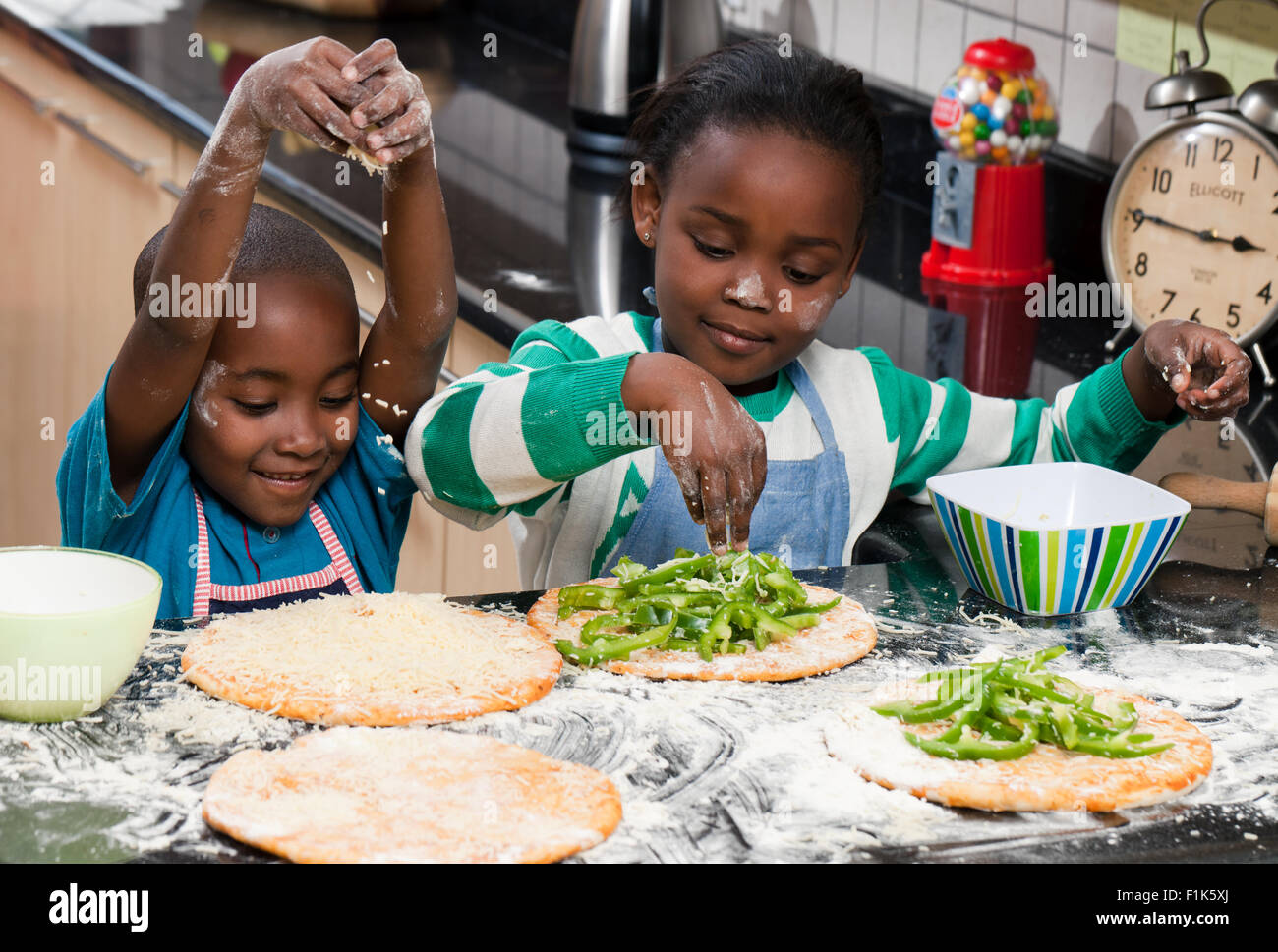 Deux jeunes enfants africains de préparer un repas ensemble Banque D'Images