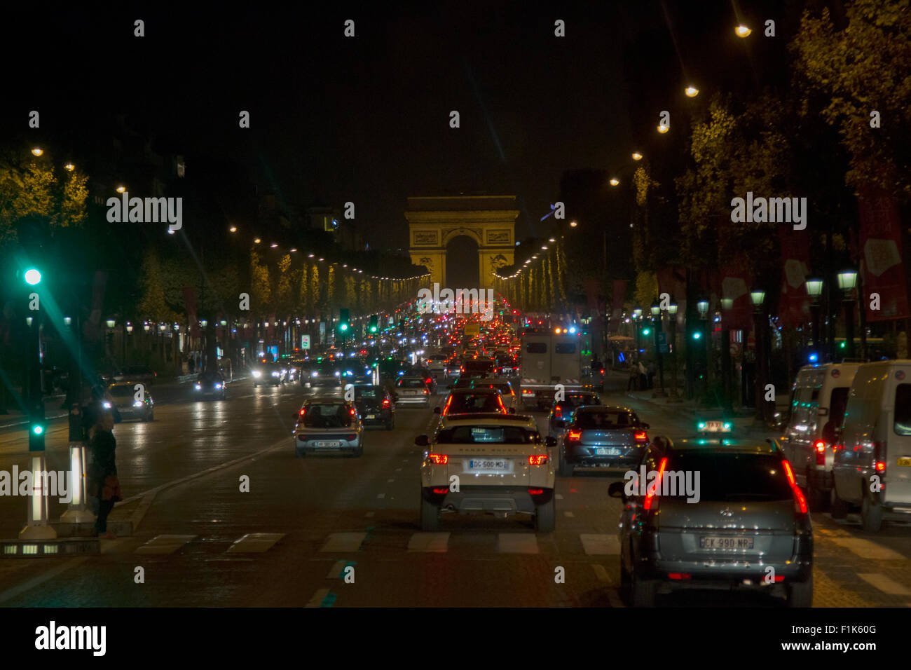Le trafic sur les Champs Elysées à Paris nuit plat000405 Banque D'Images