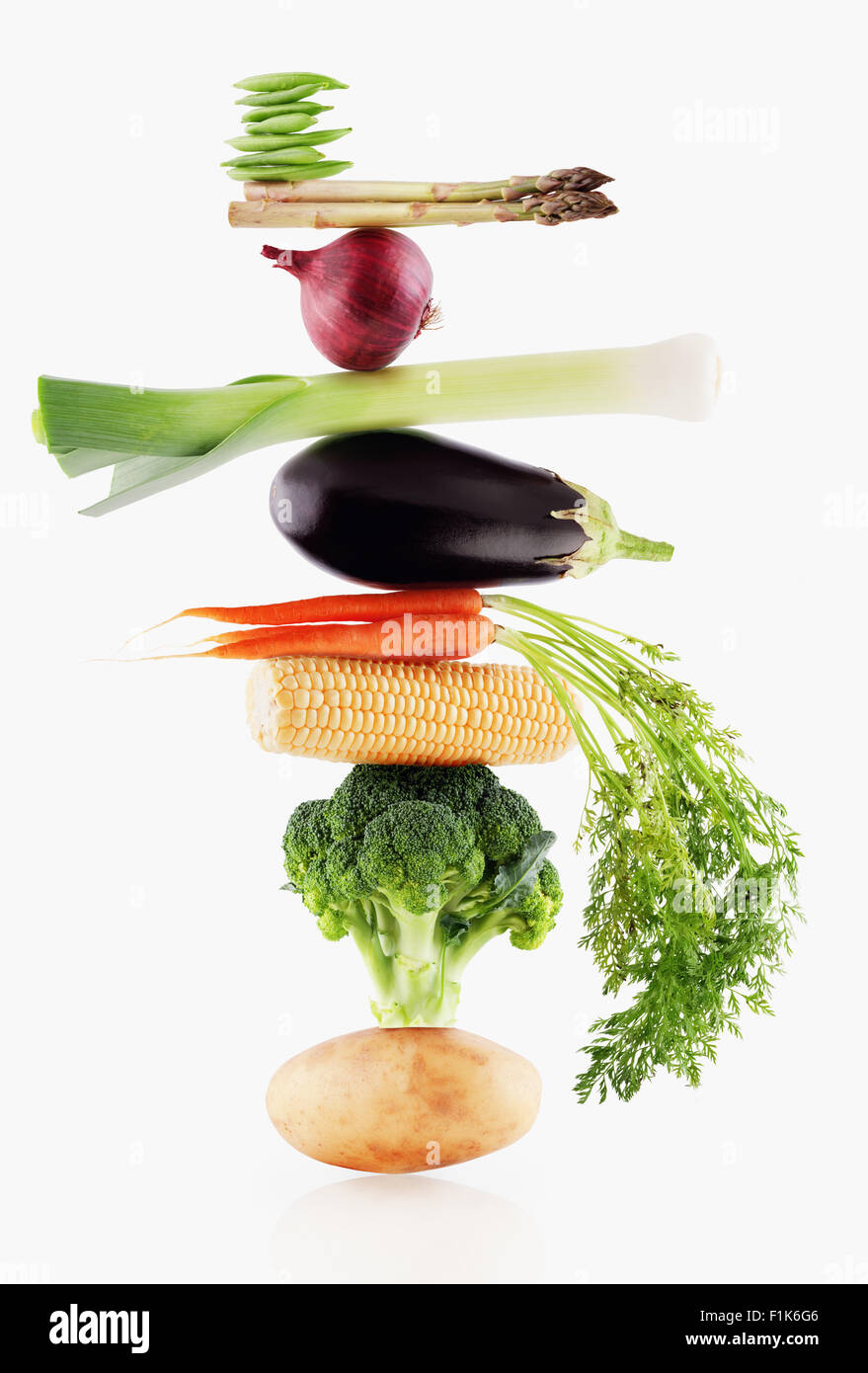 L'équilibrage de légumes crus Banque D'Images