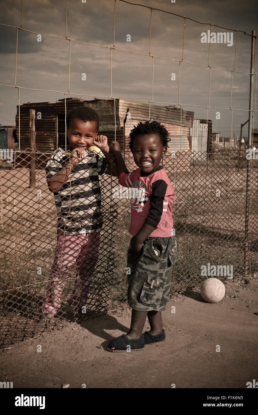 Deux enfants africains jouent ensemble à l'extérieur Banque D'Images