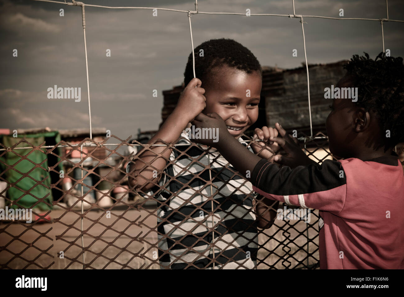 Deux enfants africains jouent ensemble à l'extérieur Banque D'Images