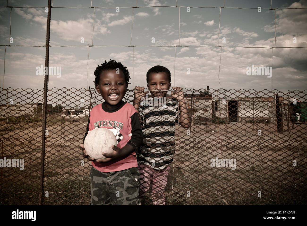 Deux enfants africains jouent ensemble à l'extérieur Banque D'Images