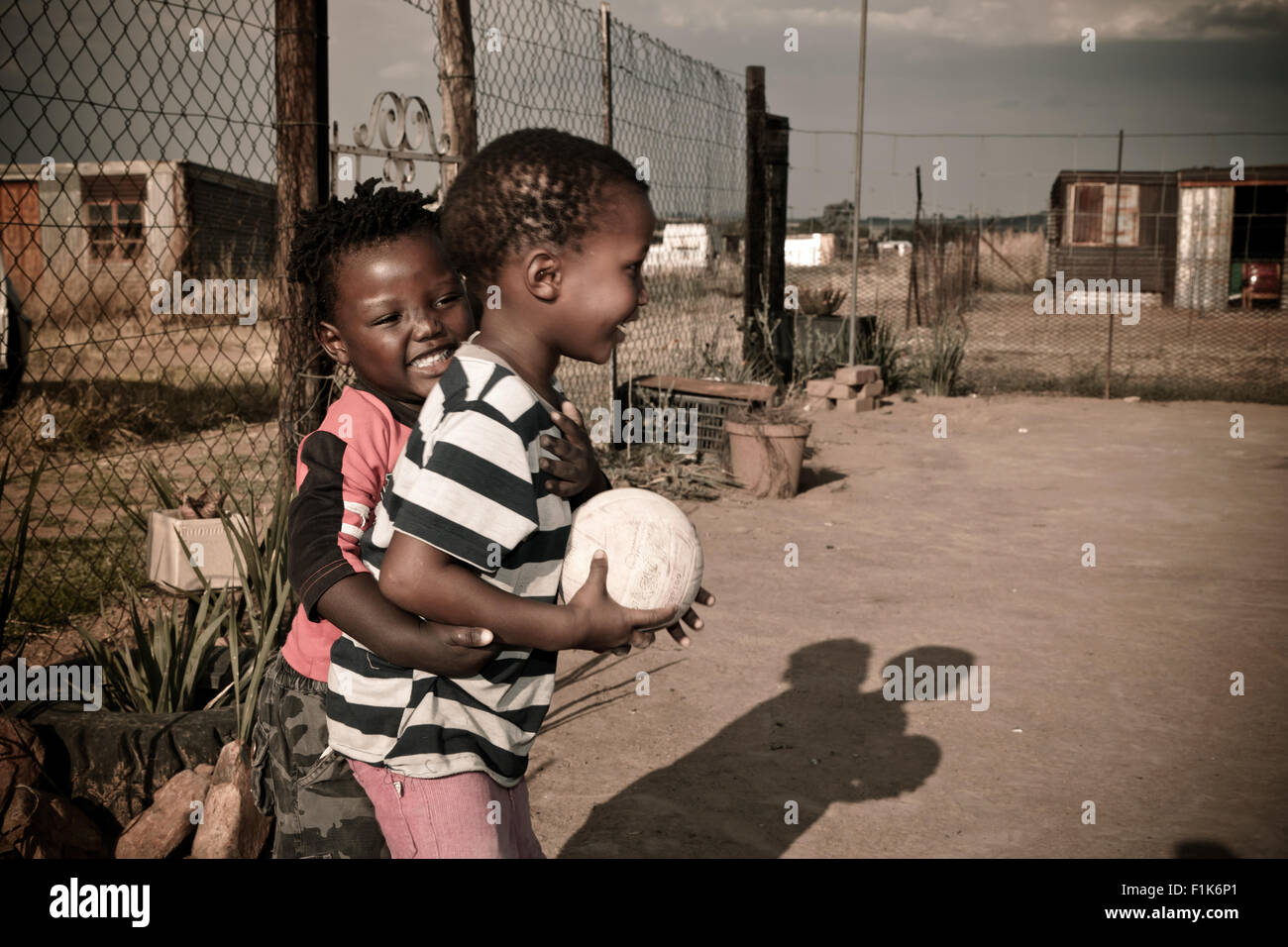 Deux enfants africains jouent ensemble à l'extérieur Banque D'Images