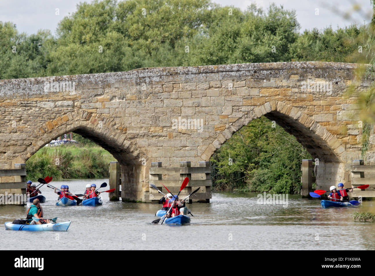 Tamise à Newbridge, Oxfordshire, UK. 3 Septembre, 2015. Les élèves d'une école voyage aventure profiter de l'ensoleillement du matin sur la Tamise à Newbridge dans l'Oxfordshire Credit : Ric Mellis/Alamy Live News Banque D'Images