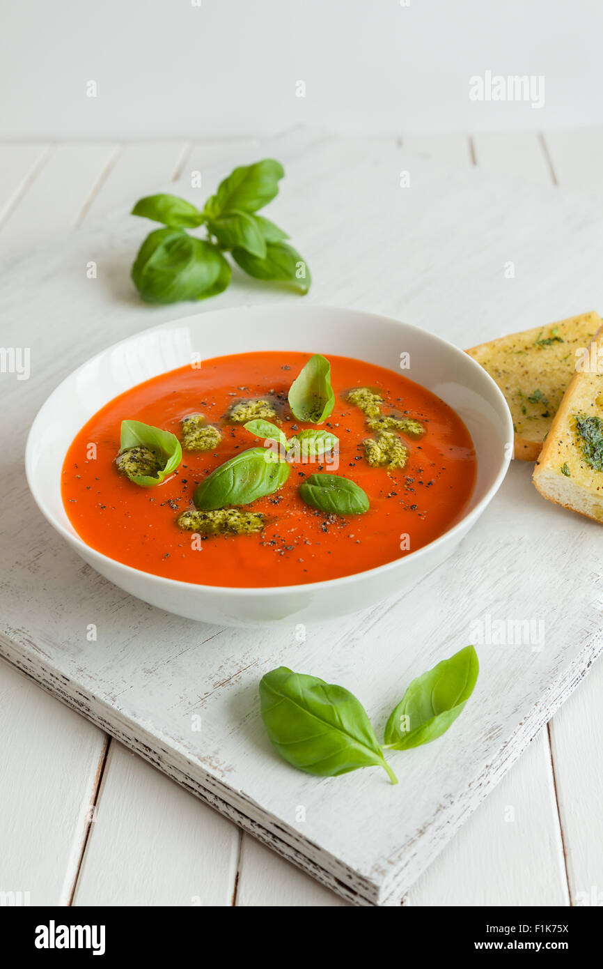 Soupe de tomates fraîches avec Bâle et le pesto. Banque D'Images