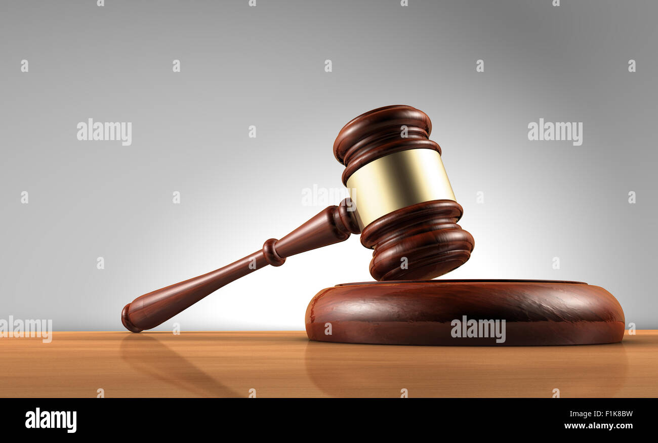 Juge, droit, avocat et Justice concept avec un rendu 3D d'un marteau sur un bureau en bois avec fond gris. Banque D'Images