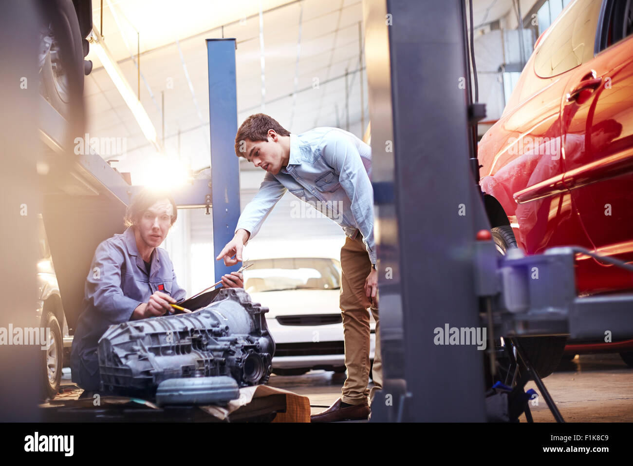 Discuter dans la partie mécanique du moteur auto repair shop Banque D'Images