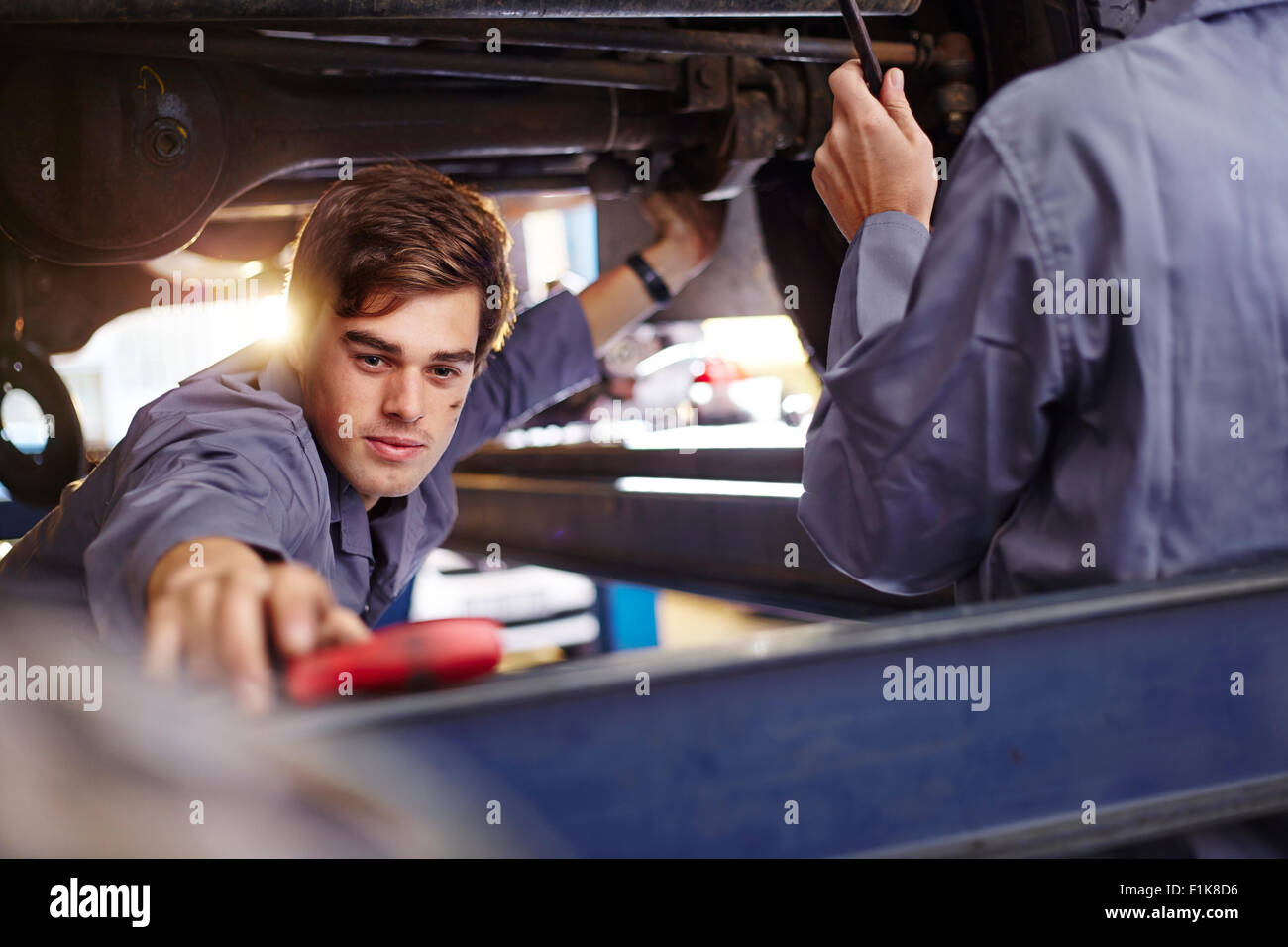 Pour atteindre mécanicien dans l'outil de réparation d'automobiles Banque D'Images