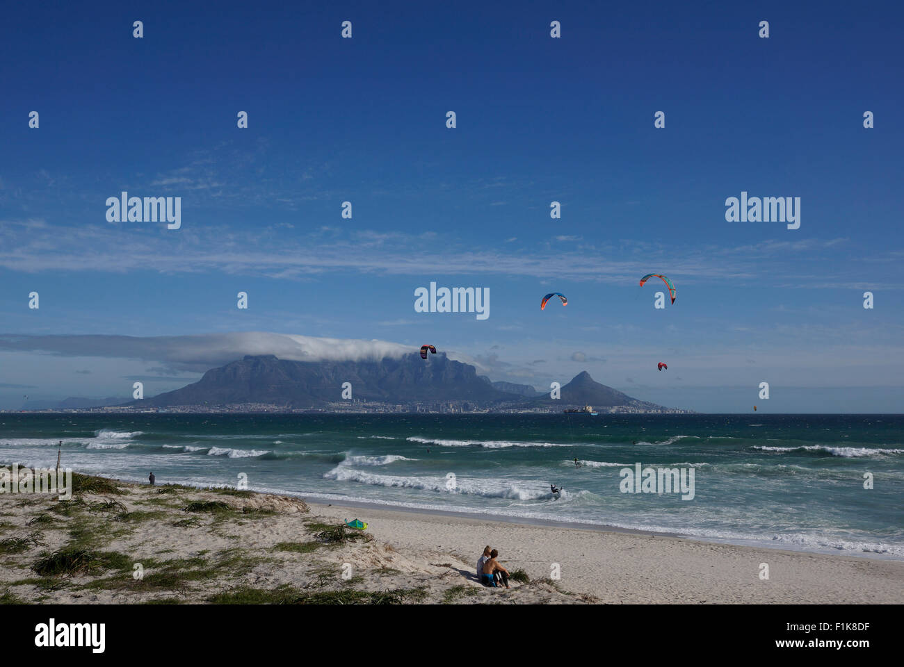 Kite surfeurs à Bloubergstrand avec l'arrière-plan de Table Mountain, Cape Town , Afrique du Sud. Banque D'Images