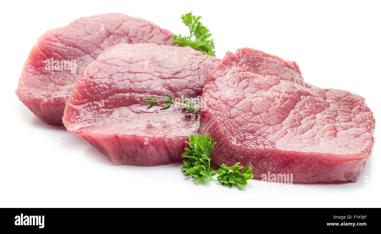 Steaks de boeuf au persil sur un fond blanc. Banque D'Images