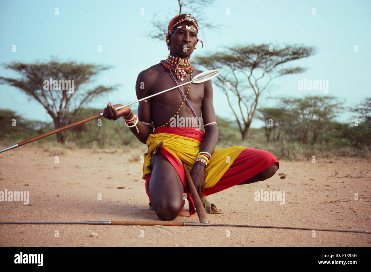 Le Masai homme posant avec assegai Banque D'Images