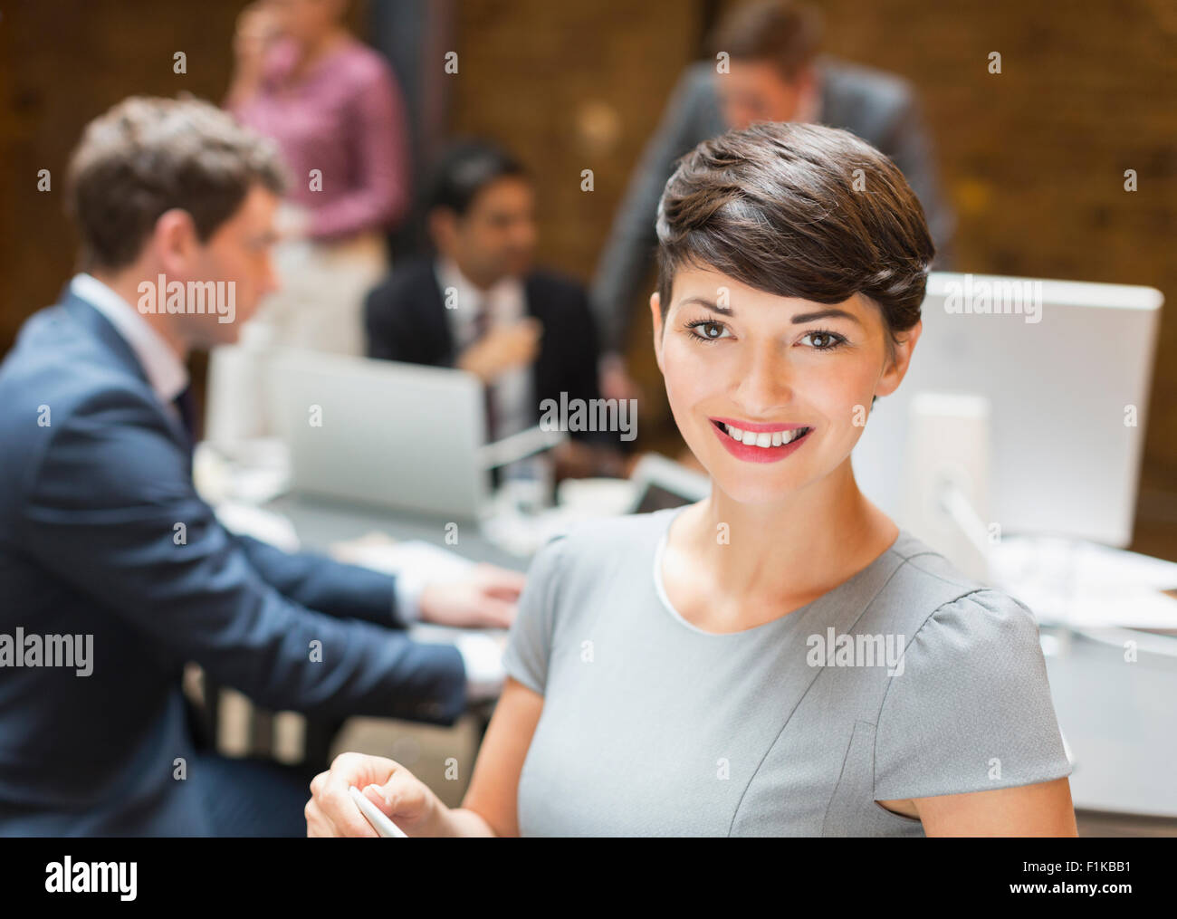 Portrait confident businesswoman in office Banque D'Images