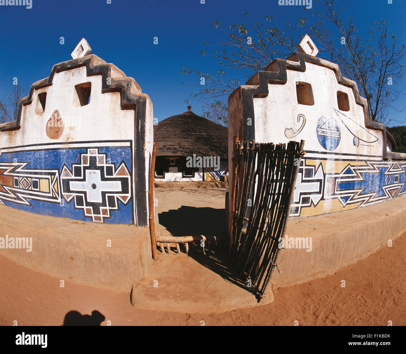 La porte et les murs de couleur vive à l'entrée village Ndebele. Botshabelo, Mpumalanga, Afrique du Sud, l'Afrique Banque D'Images