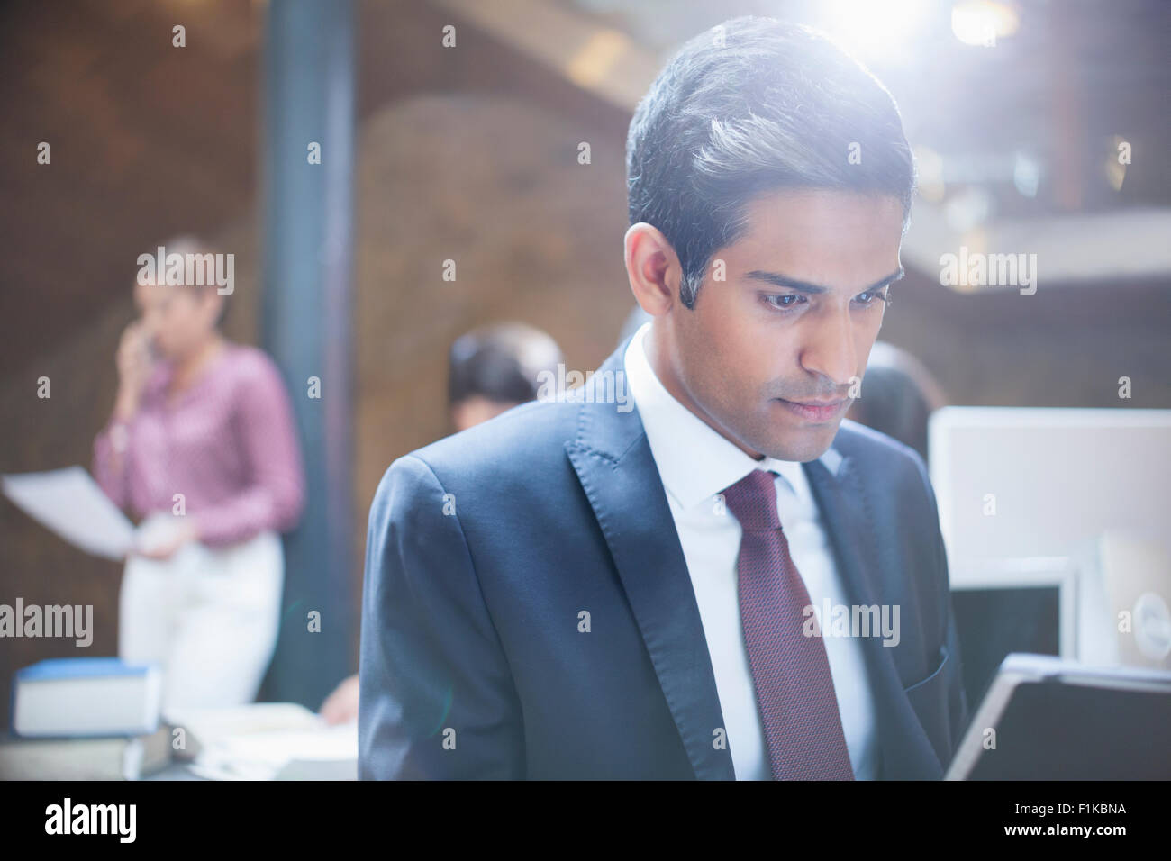 L'accent businessman working at desk in office Banque D'Images