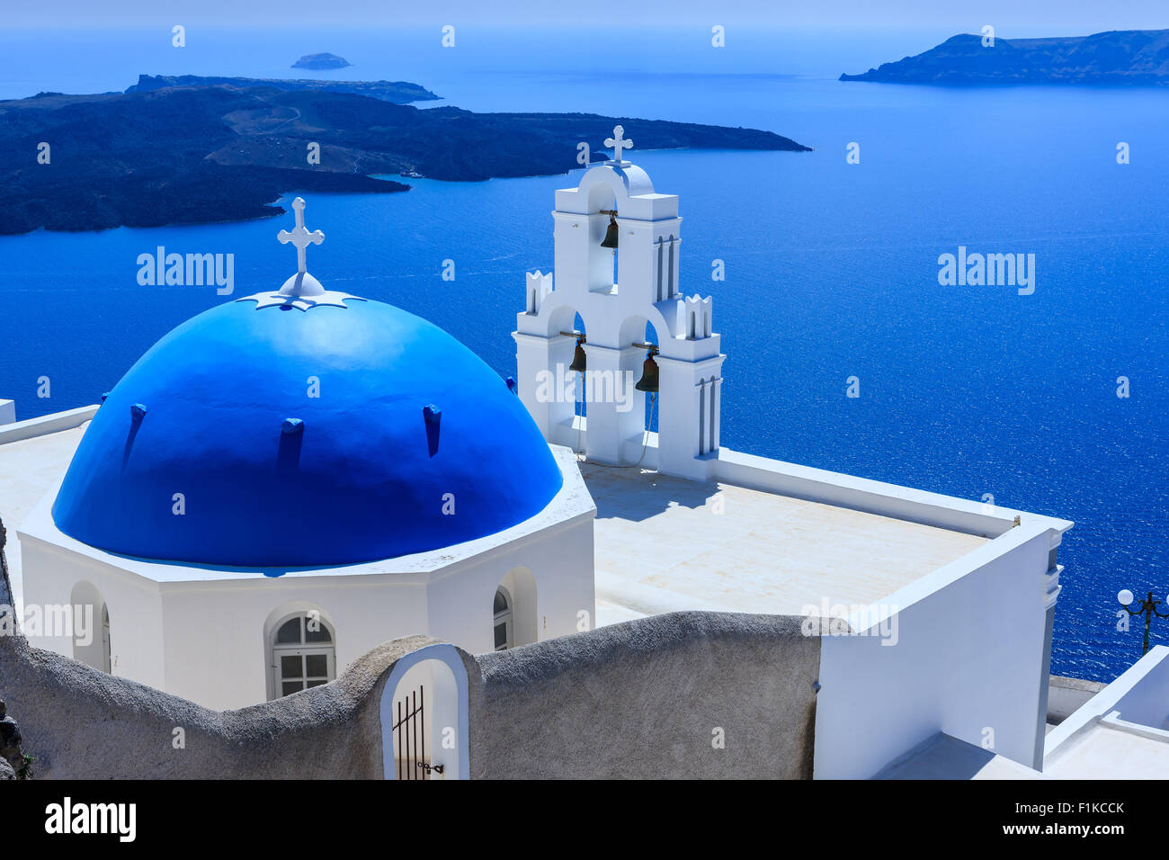 Aghioi Thodoroi église à Firostefani à Santorin, l'une des îles des Cyclades en mer Égée, Grèce. Banque D'Images