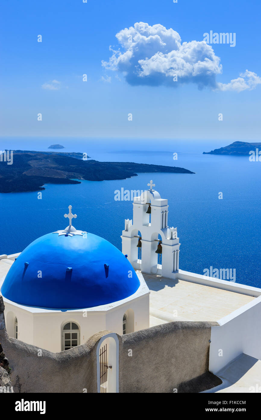 Aghioi Thodoroi église à Firostefani à Santorin, l'une des îles des Cyclades en mer Égée, Grèce. Banque D'Images