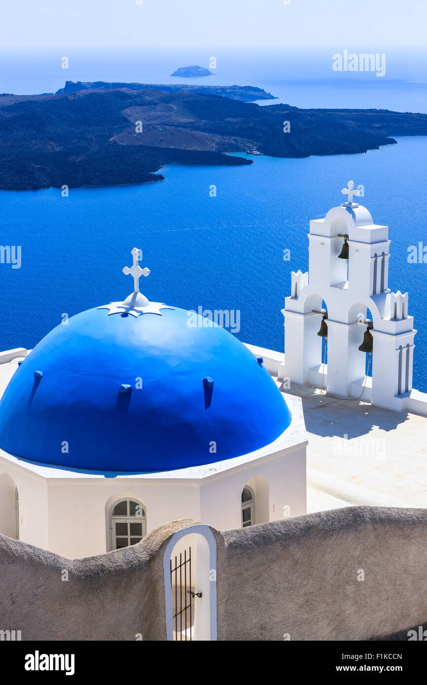Aghioi Thodoroi église à Firostefani à Santorin, l'une des îles des Cyclades en mer Égée, Grèce. Banque D'Images