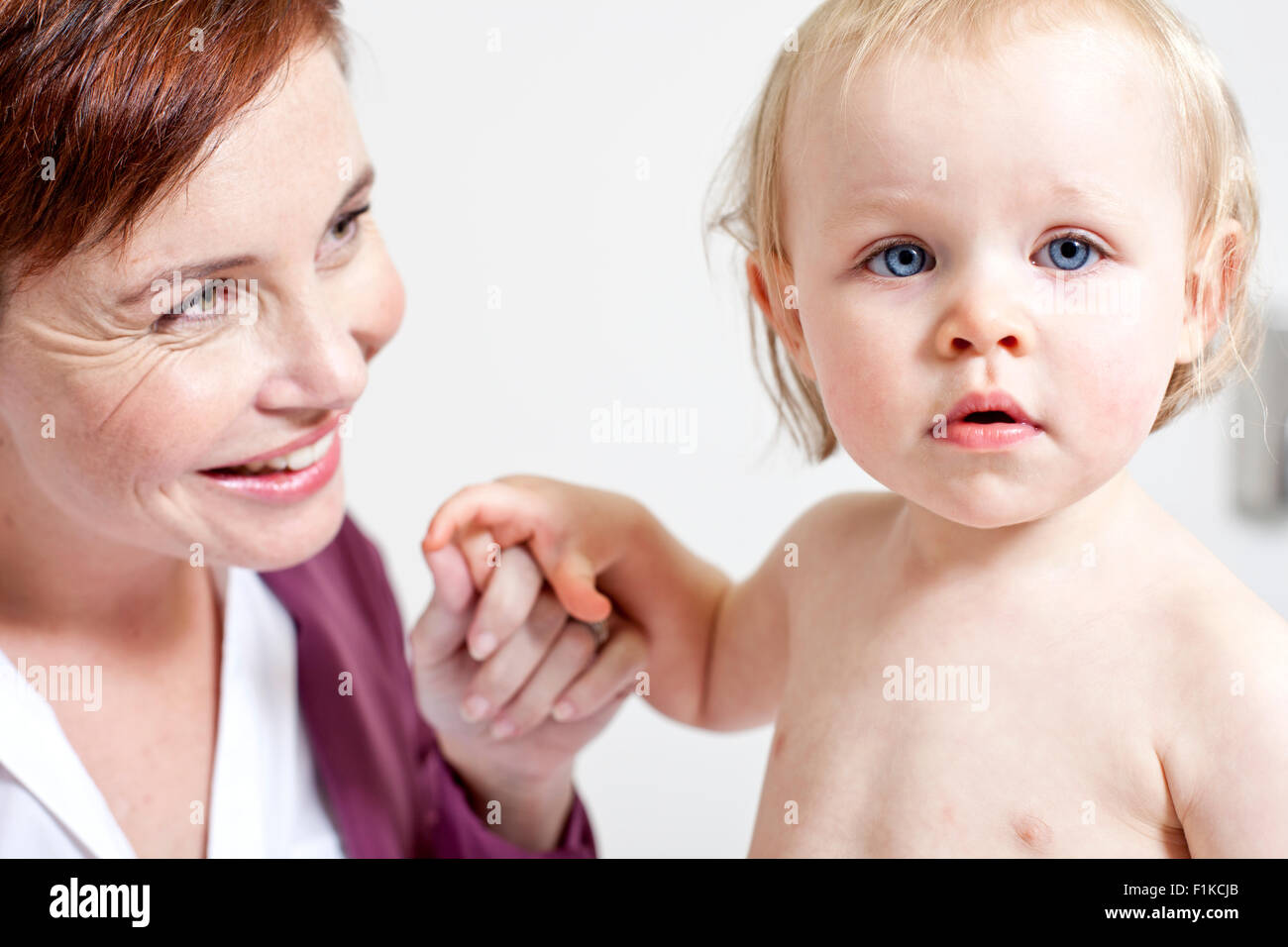 Close up d'un pédiatre holding a baby's hands Banque D'Images