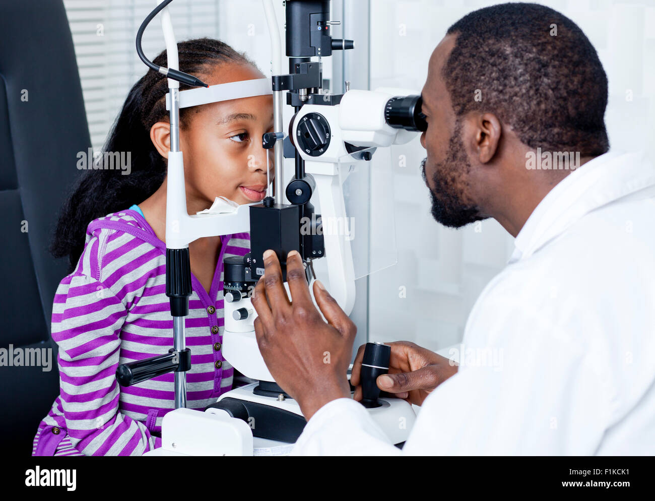 Une fille préadolescente avoir son examen de la vue Banque D'Images