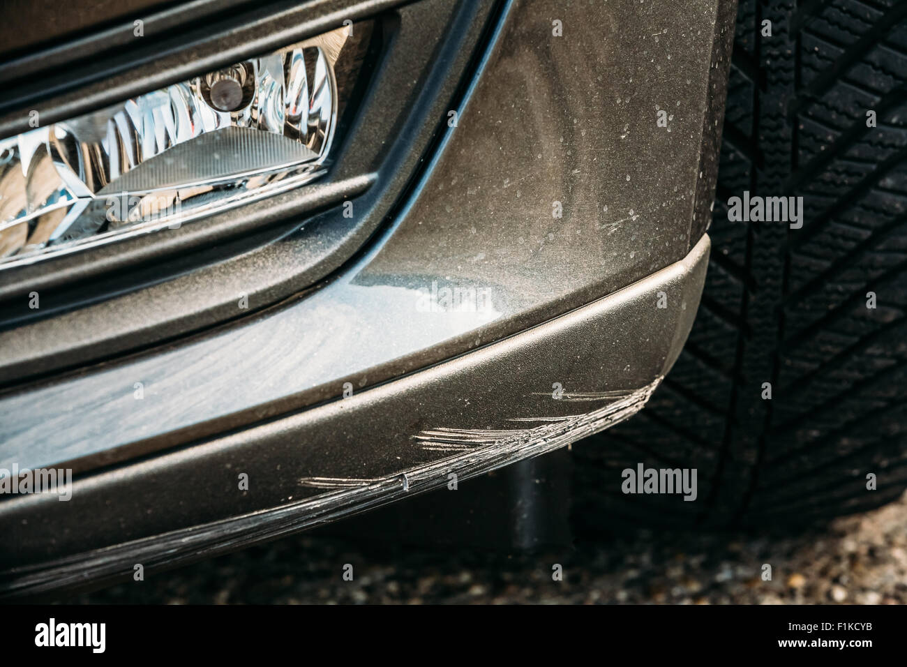 Auto Tamponneuse noir rayé avec une profonde détérioration de la peinture. Banque D'Images