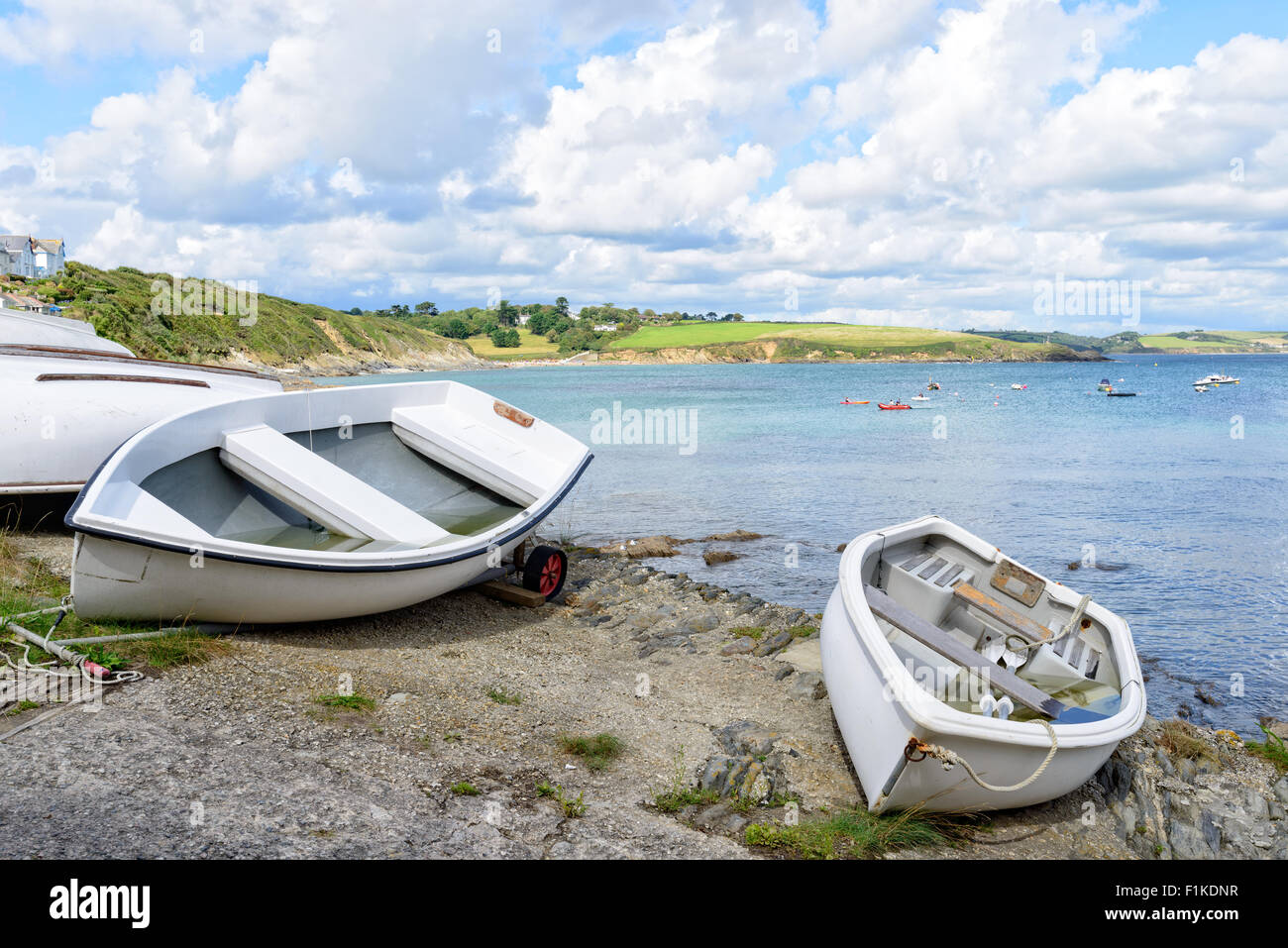 Bateaux sur la plage à Portscatho sur la côte de Cornwall Banque D'Images