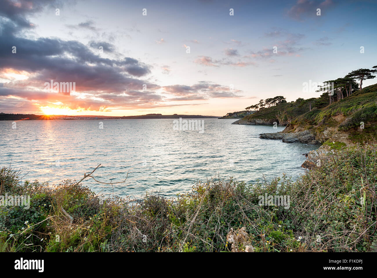 La vue de St Anthony's Head à Cornwall avec coucher de soleil sur Falmouth dans l'extrême gauche, St Mawes Castle dans l'extrême droite Banque D'Images