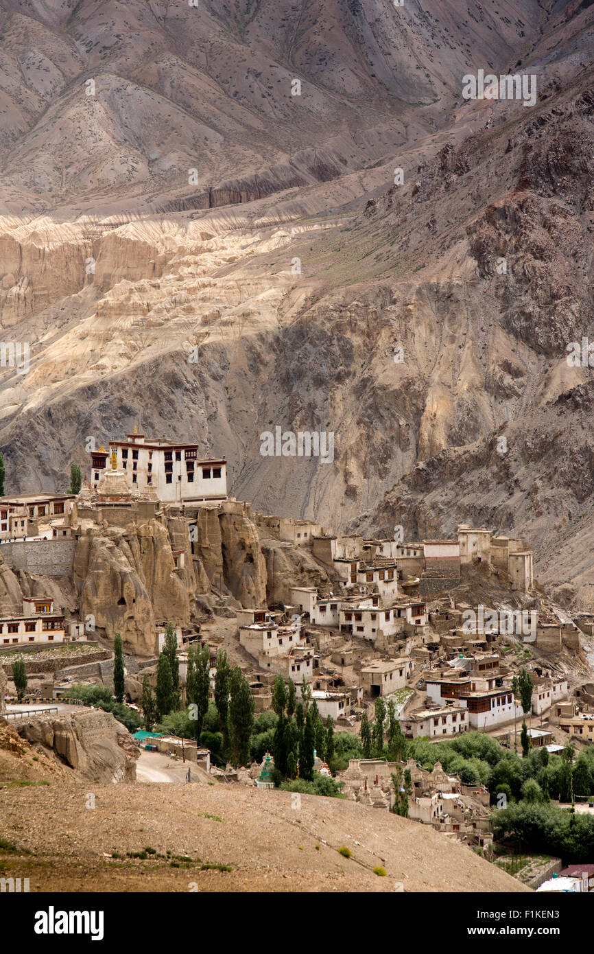 L'Inde, le Jammu-et-Cachemire, Kargil à Leh Highway, Lamayaru, 1000 an vieux monastère au-dessus du village Banque D'Images