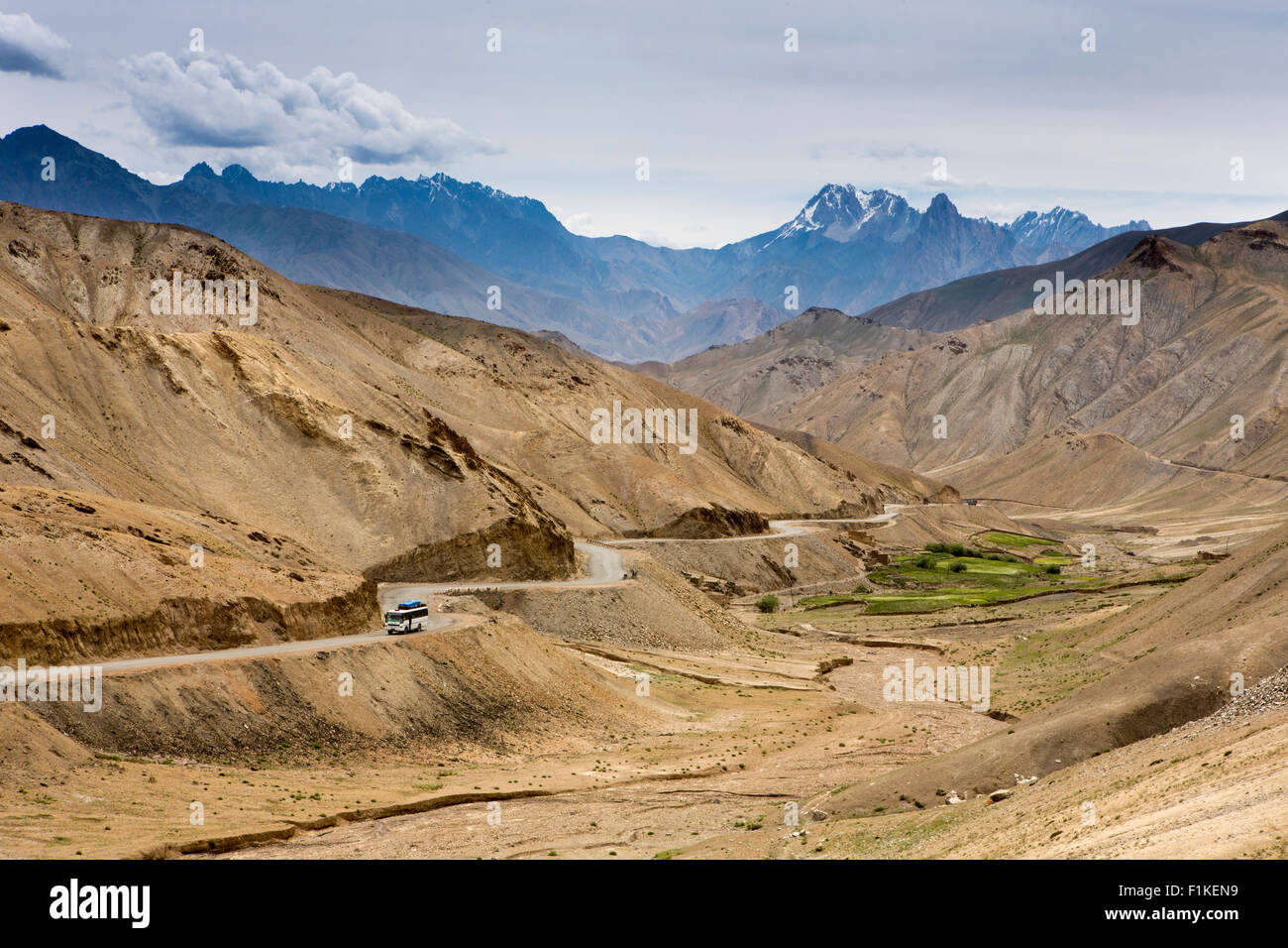 L'Inde, le Jammu-et-Cachemire, Ladakh, Leh Kargil à l'Autoroute, bus, sur la section de route sinueuse près de Lamayaru Banque D'Images