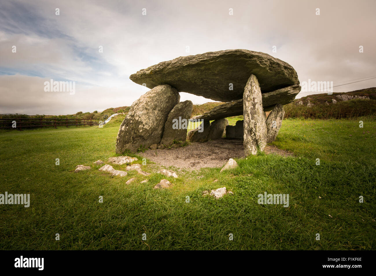 L'autel tombeau - un coin près de tombeau néolithique Schull, comté de Cork, en Irlande Banque D'Images