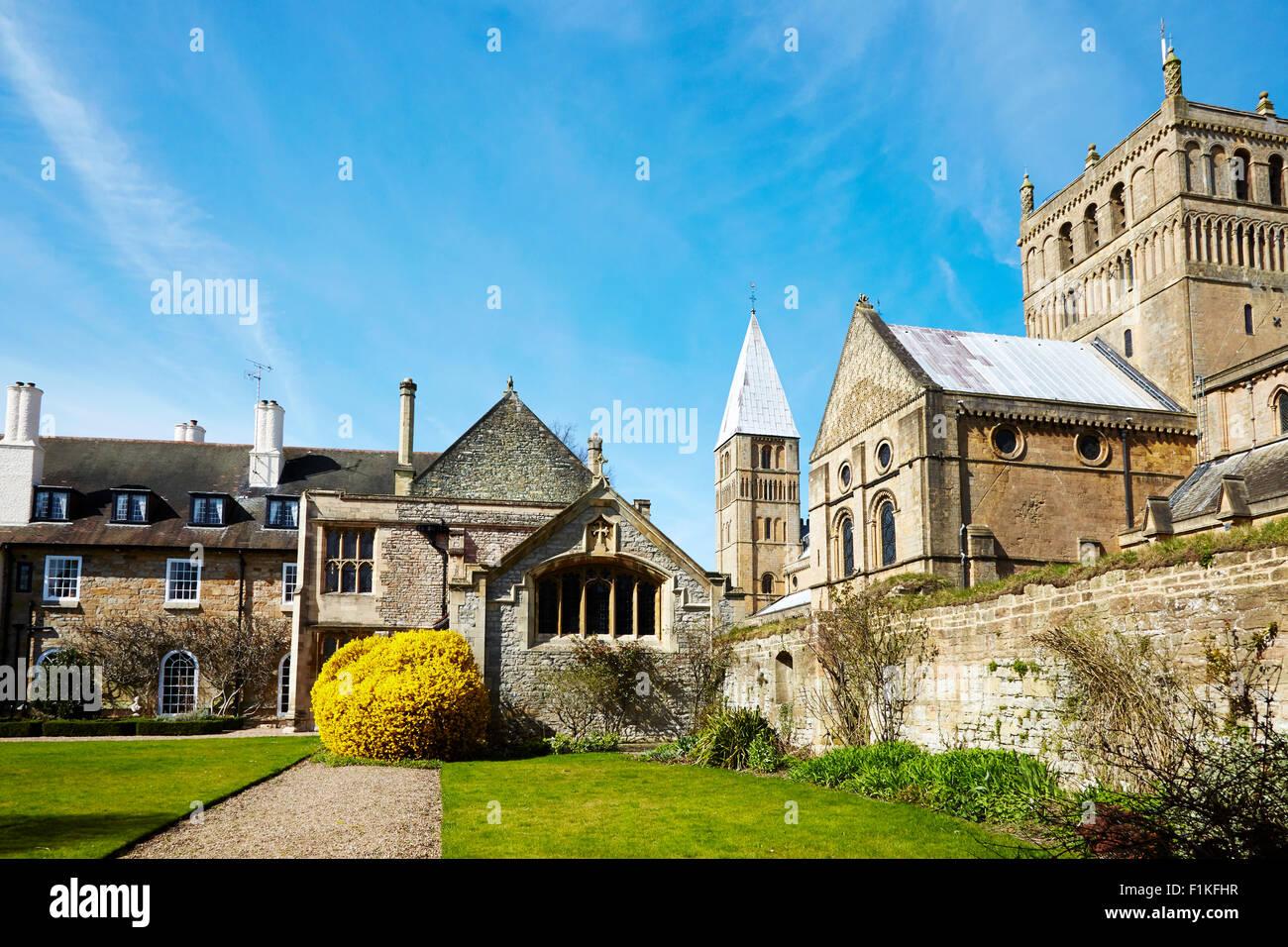 Vue sur la cathédrale et Palais de l'archevêque à Southwell, Nottinghamshire, Angleterre, Royaume-Uni. Banque D'Images