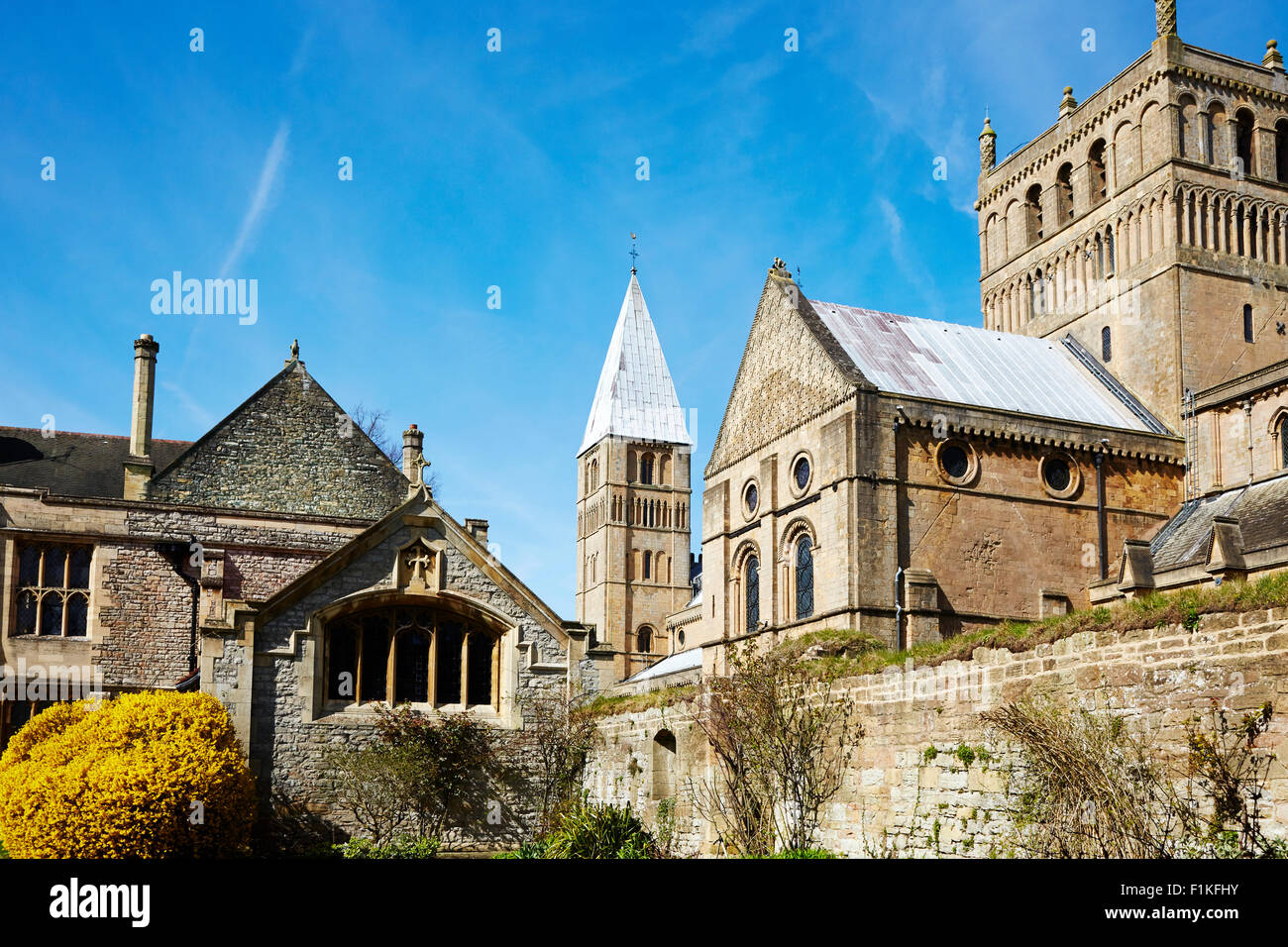 Vue sur la cathédrale et Palais de l'archevêque à Southwell, Nottinghamshire, Angleterre, Royaume-Uni. Banque D'Images